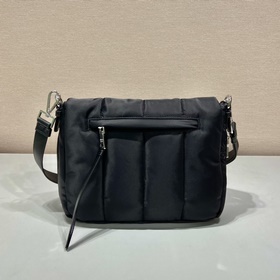 Prada Сумка в стиле почтальона, модель 1BH618 Эта б/у сумка почт