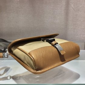 Prada Новая мини-сумка в стиле почтальона Артикул： 2ZH108, цвет：