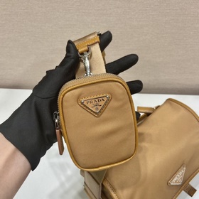 Prada Новая сумка-почтальон в новых цветах Новая сумка-почтальо