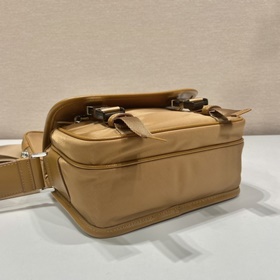 Prada Новая сумка-почтальон в новых цветах Новая сумка-почтальо
