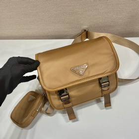 Prada Новая сумка-почтальон в новых цветах Новая сумка-почтальо