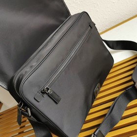 Prada Новая сумка-почтальон Артикул： 2VD039 Эта сумка через плеч