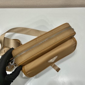 Prada Новая сумка почтальона Модель： 2VH133B Новый цвет Эта сумк