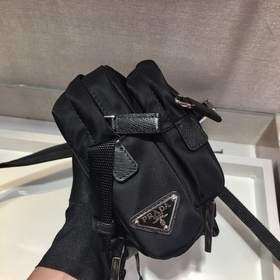 Prada Классическая сумка-почтальон Артикул： 2VH043 Эта тканевая 