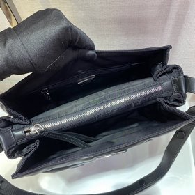 Prada Новая сумка почтальона Эта сумка через плечо/на ремне изго