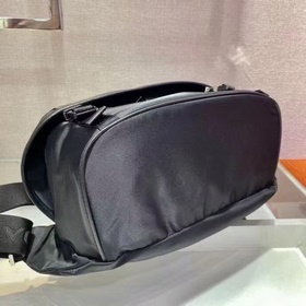 Prada Классическая сумка почтальона Артикул： 2VH994A Эта сумка