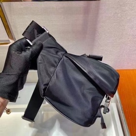 Prada Классическая сумка почтальона Артикул： 2VH994A Эта сумка 