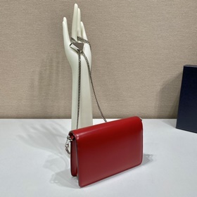 Prada Большая сумка с треугольной клапаном и цепочкой Модель： 1B
