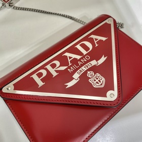 Prada Большая сумка с треугольной клапаном и цепочкой Модель： 1B