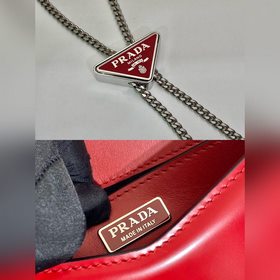 Prada Большая сумка с треугольной клапаном и цепочкой Модель： 1B