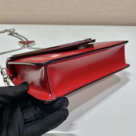 Prada Большая сумка с треугольной клапаном и цепочкой Модель： 1B
