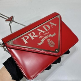Prada Большая сумка с треугольной клапаном и цепочкой Модель： 1B