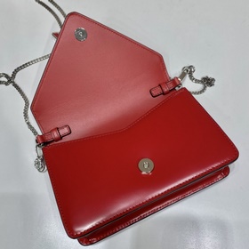 Prada Большая сумка с треугольной клапаном и цепочкой Модель： 1B