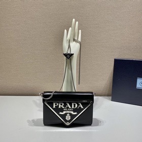 Prada Большая сумка с треугольной клапаном и цепочкой Модель： 1B