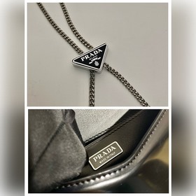 Prada Большая сумка с треугольной клапаном и цепочкой Модель： 1B