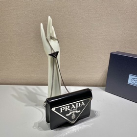 Prada Большая сумка с треугольной клапаном и цепочкой Модель： 1B