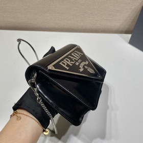 Prada Большая сумка с треугольной клапаном и цепочкой Модель： 1B