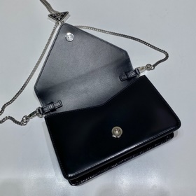 Prada Большая сумка с треугольной клапаном и цепочкой Модель： 1B
