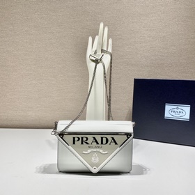 Prada Большая сумка с треугольной клапаном и цепочкой Модель： 1B