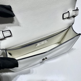 Prada Большая сумка с треугольной клапаном и цепочкой Модель： 1B