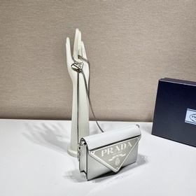 Prada Большая сумка с треугольной клапаном и цепочкой Модель： 1B