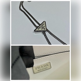 Prada Большая сумка с треугольной клапаном и цепочкой Модель： 1B