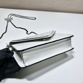 Prada Большая сумка с треугольной клапаном и цепочкой Модель： 1B
