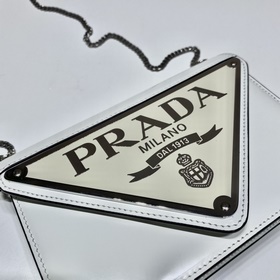 Prada Большая сумка с треугольной клапаном и цепочкой Модель： 1B