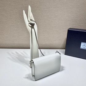 Prada Большая сумка с треугольной клапаном и цепочкой Модель： 1B