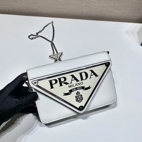 Prada Большая сумка с треугольной клапаном и цепочкой Модель： 1B