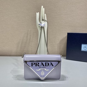 Prada Большая сумка с треугольной клапаном и цепочкой Модель： 1B