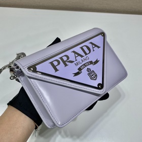 Prada Большая сумка с треугольной клапаном и цепочкой Модель： 1B