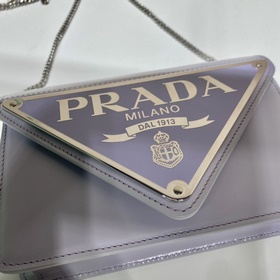 Prada Большая сумка с треугольной клапаном и цепочкой Модель： 1B