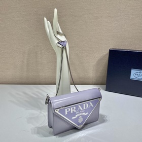 Prada Большая сумка с треугольной клапаном и цепочкой Модель： 1B
