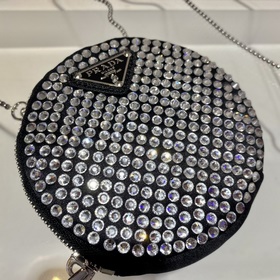Prada  Маленькая круглая сумка с блестящими бриллиантами Модель：
