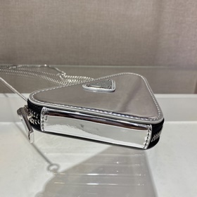 PRADA Маленькая сумка с блестящей цепочкой Новейшая модель： 1BD7