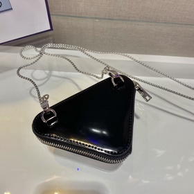 PRADA Маленькая сумка с блестящей цепочкой Новейшая модель： 1BD7