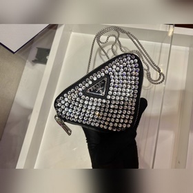 PRADA Маленькая сумка с блестящей цепочкой Артикул： 1BD733 Сама