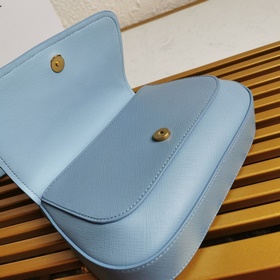 Модель PRADA： 1BD275 изготовлена из импортной кожи Saffiano, с пл