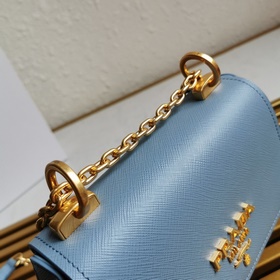 Модель PRADA： 1BD275 изготовлена из импортной кожи Saffiano, с пл