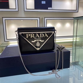Prada  Большой треугольный клапан Модель 1BH189 Новый цвет Новый