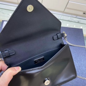 Prada  Большой треугольный клапан Модель 1BH189 Новый цвет Новый