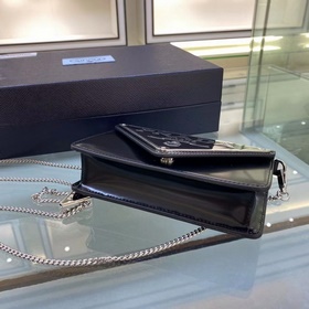 Prada  Большой треугольный клапан Модель 1BH189 Новый цвет Новый