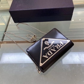 Prada  Большой треугольный клапан Модель 1BH189 Новый цвет Новый