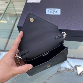 Prada  Большой треугольный клапан Модель 1BH189 Новый цвет Новый