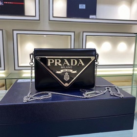 Prada  Большой треугольный клапан Модель 1BH189 Новый цвет Новый