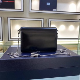 Prada  Большой треугольный клапан Модель 1BH189 Новый цвет Новый