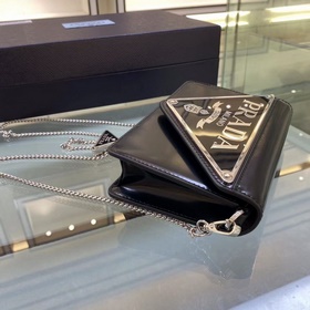 Prada  Большой треугольный клапан Модель 1BH189 Новый цвет Новый