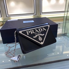 Prada  Большой треугольный клапан Модель 1BH189 Новый цвет Новый