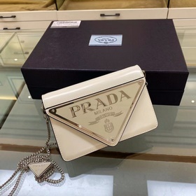 Prada  Большой треугольный клапан Модель 1BH189 Новый цвет Новый